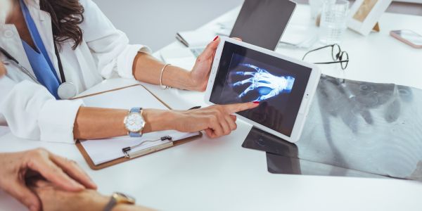 Médecin montrant une radiographie sur une tablette