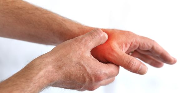 Personne touchant son poignet douloureux.