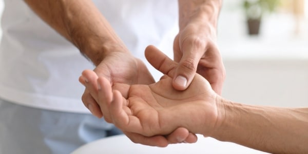 Prise de pouls sur un poignet.