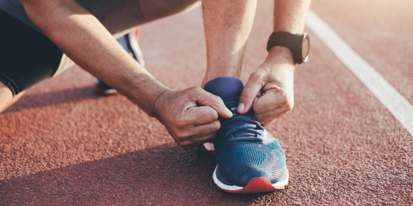 Homme attachant des lacets de chaussures de sport.